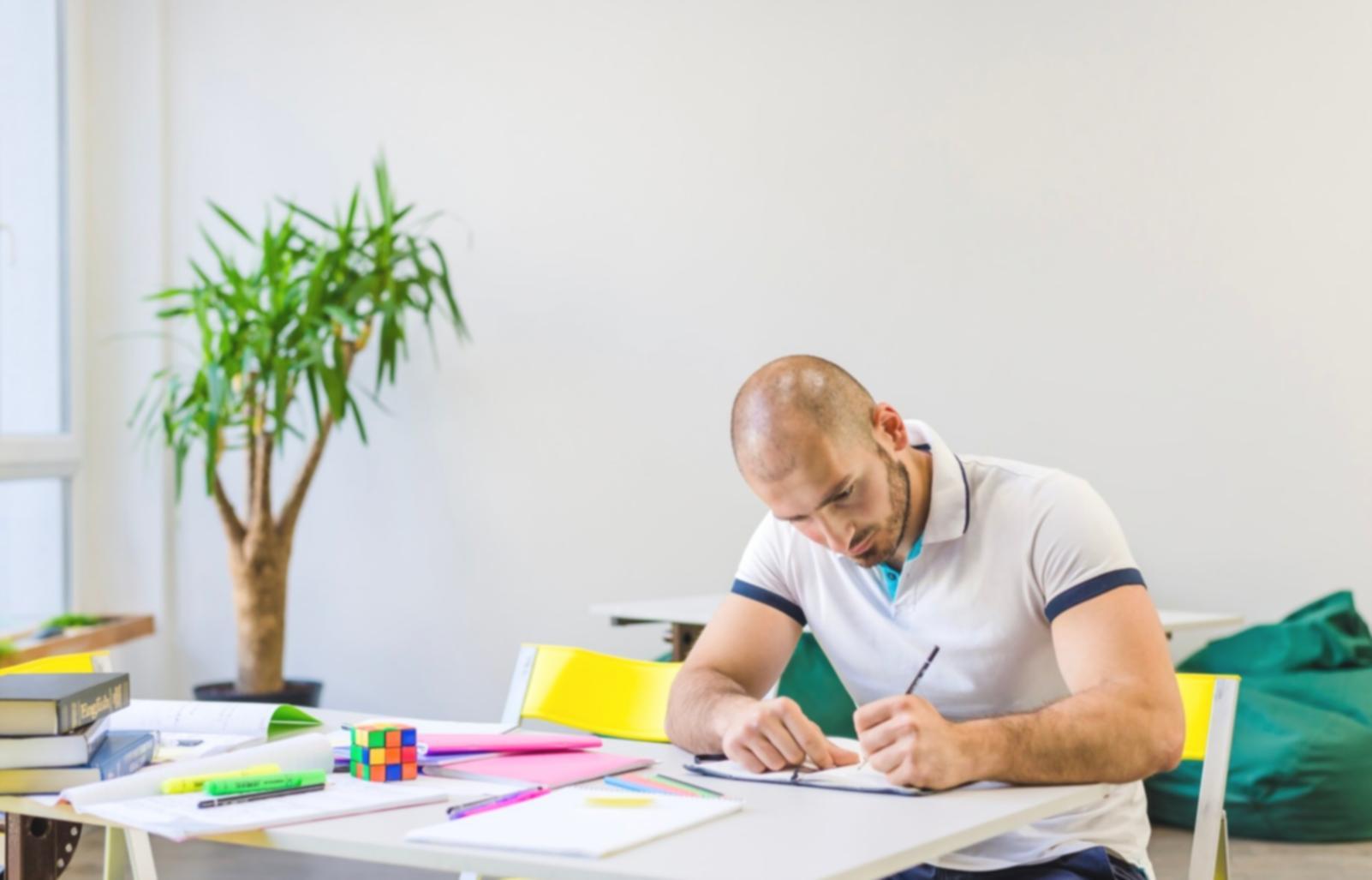 Análisis financiero profesional con documentos y gráficos